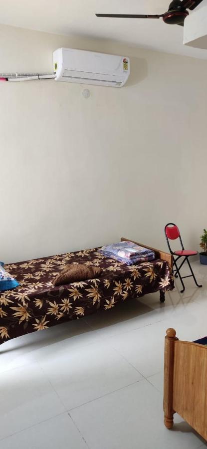 Untrained & Unplanned Apartman Dzsabalpur Kültér fotó